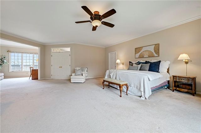 60 W Dundee Court, Loch Lloyd, MO 64012