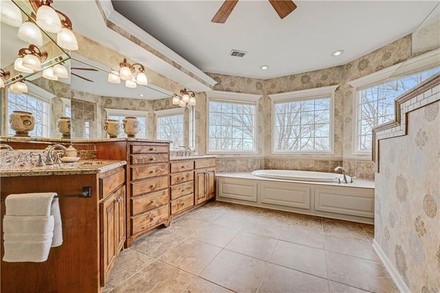 60 W Dundee Court, Loch Lloyd, MO 64012