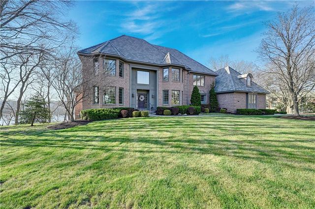 60 W Dundee Court, Loch Lloyd, MO 64012