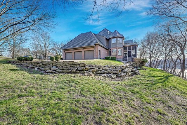 60 W Dundee Court, Loch Lloyd, MO 64012