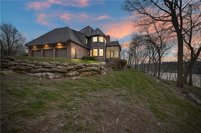 60 W Dundee Court, Loch Lloyd, MO 64012