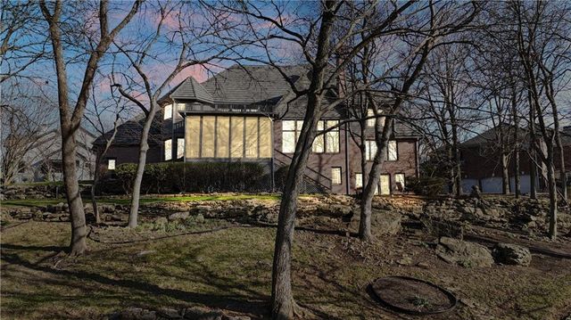 60 W Dundee Court, Loch Lloyd, MO 64012