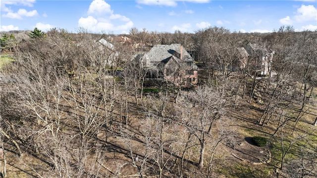 60 W Dundee Court, Loch Lloyd, MO 64012