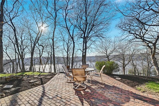 60 W Dundee Court, Loch Lloyd, MO 64012