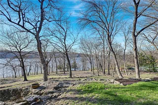 60 W Dundee Court, Loch Lloyd, MO 64012