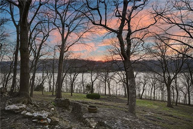 60 W Dundee Court, Loch Lloyd, MO 64012