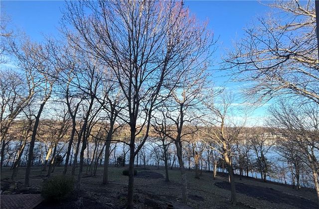 60 W Dundee Court, Loch Lloyd, MO 64012