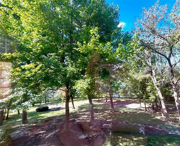 60 W Dundee Court, Loch Lloyd, MO 64012