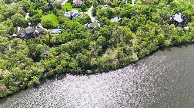 60 W Dundee Court, Loch Lloyd, MO 64012