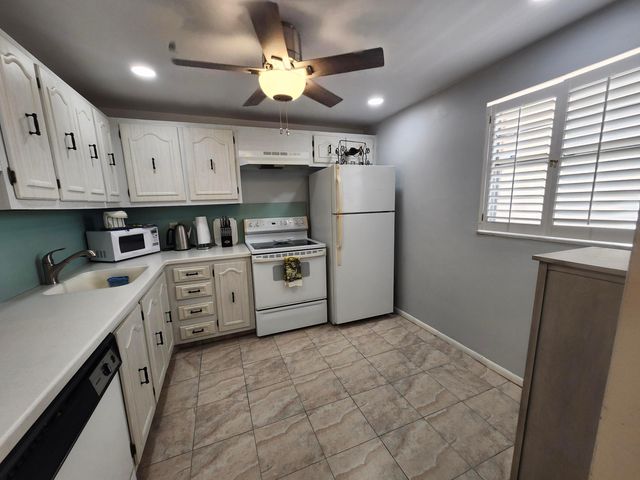 2600 NE 1st Lane 311, Boynton Beach, FL 33435