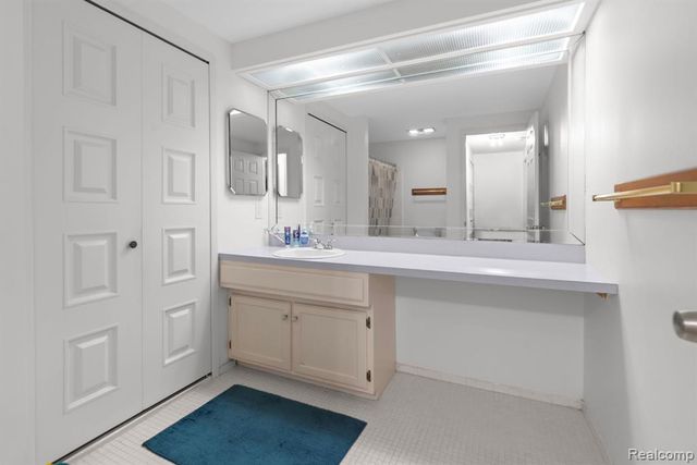 29876 City Center Drive 4, Warren, MI 48093