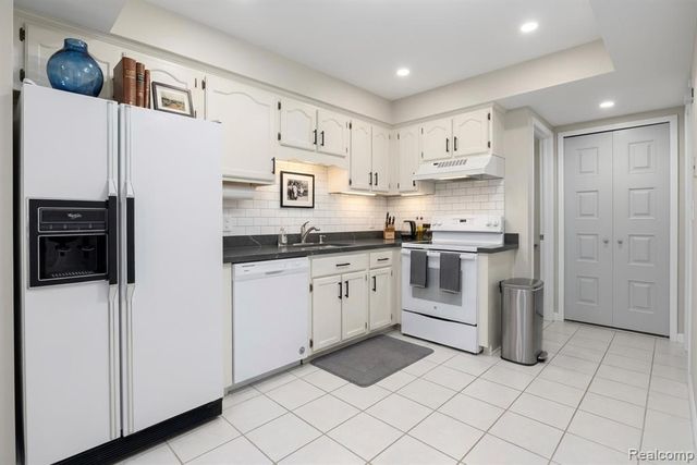 29876 City Center Drive 4, Warren, MI 48093