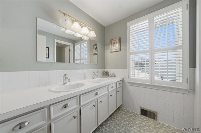 146 Bridle Path, Amherst, NY 14221