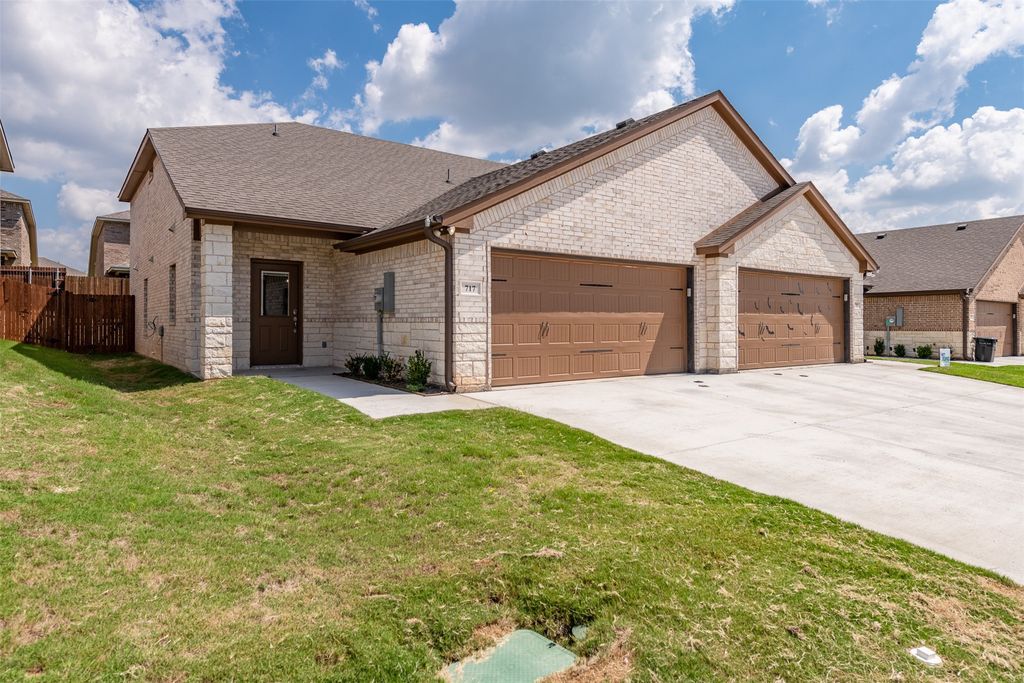 714 Rolling Terrace Circle, Granbury, TX 76049
