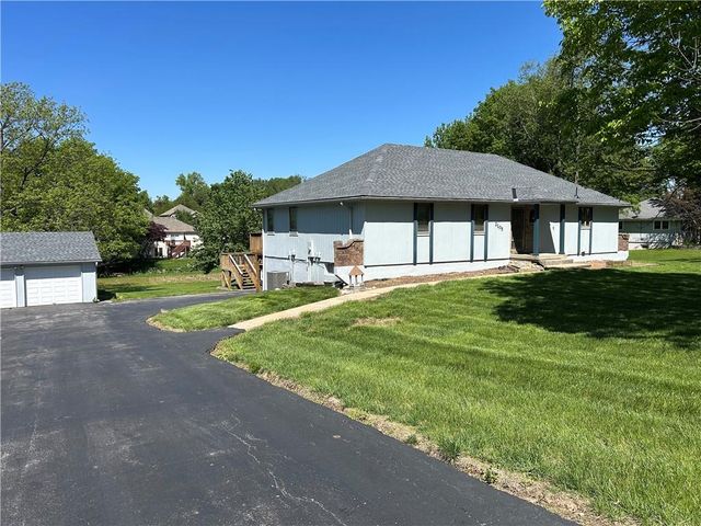 2105 Porter Road, Blue Springs, MO 64014