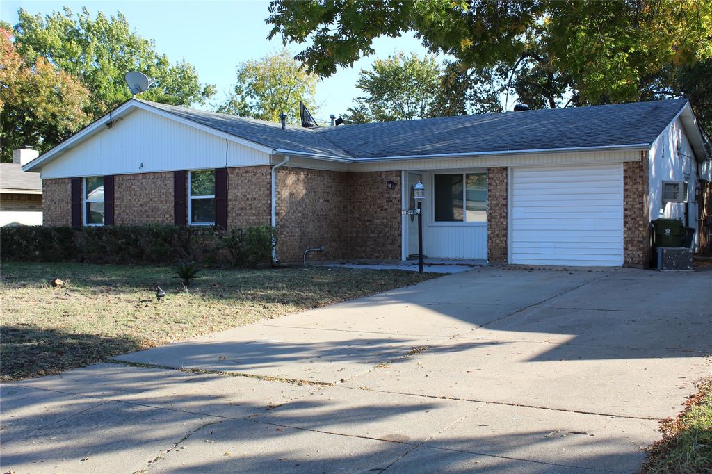 817 Edgehill Drive, Hurst, TX 76053