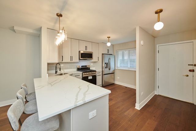 7074 N RIDGE Boulevard 1E, Chicago, IL 60645