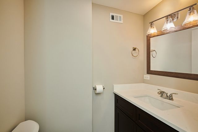 7074 N RIDGE Boulevard 1E, Chicago, IL 60645