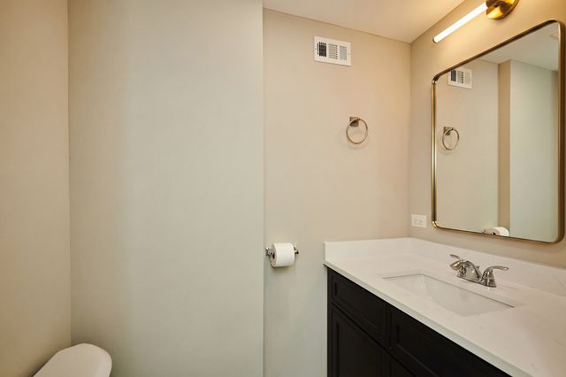 7074 N RIDGE Boulevard 1E, Chicago, IL 60645