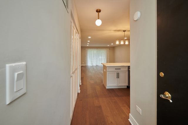 7074 N RIDGE Boulevard 1E, Chicago, IL 60645