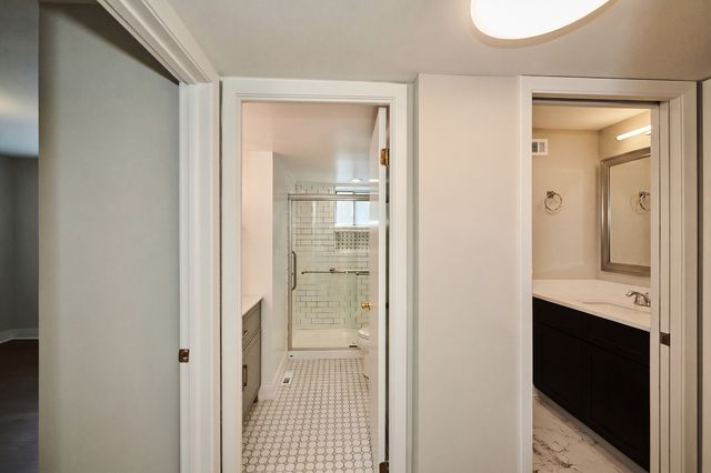 7074 N RIDGE Boulevard 1E, Chicago, IL 60645