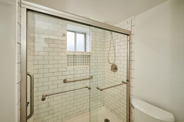 7074 N RIDGE Boulevard 1E, Chicago, IL 60645