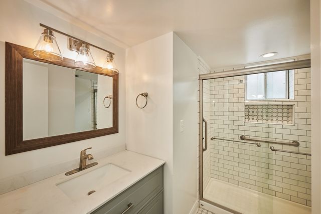 7074 N RIDGE Boulevard 1E, Chicago, IL 60645