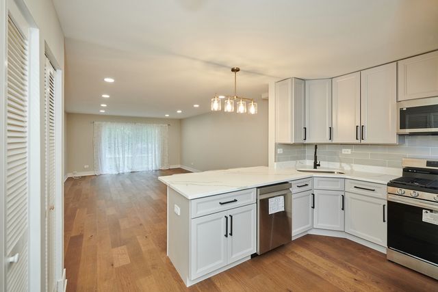 7074 N RIDGE Boulevard 1E, Chicago, IL 60645