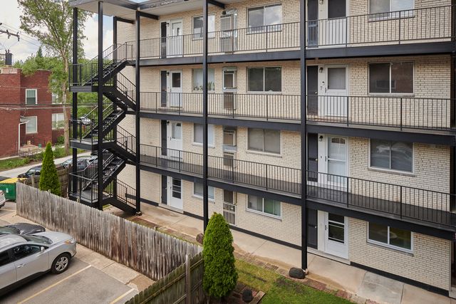 7074 N RIDGE Boulevard 1E, Chicago, IL 60645