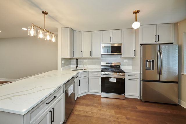 7074 N RIDGE Boulevard 1E, Chicago, IL 60645