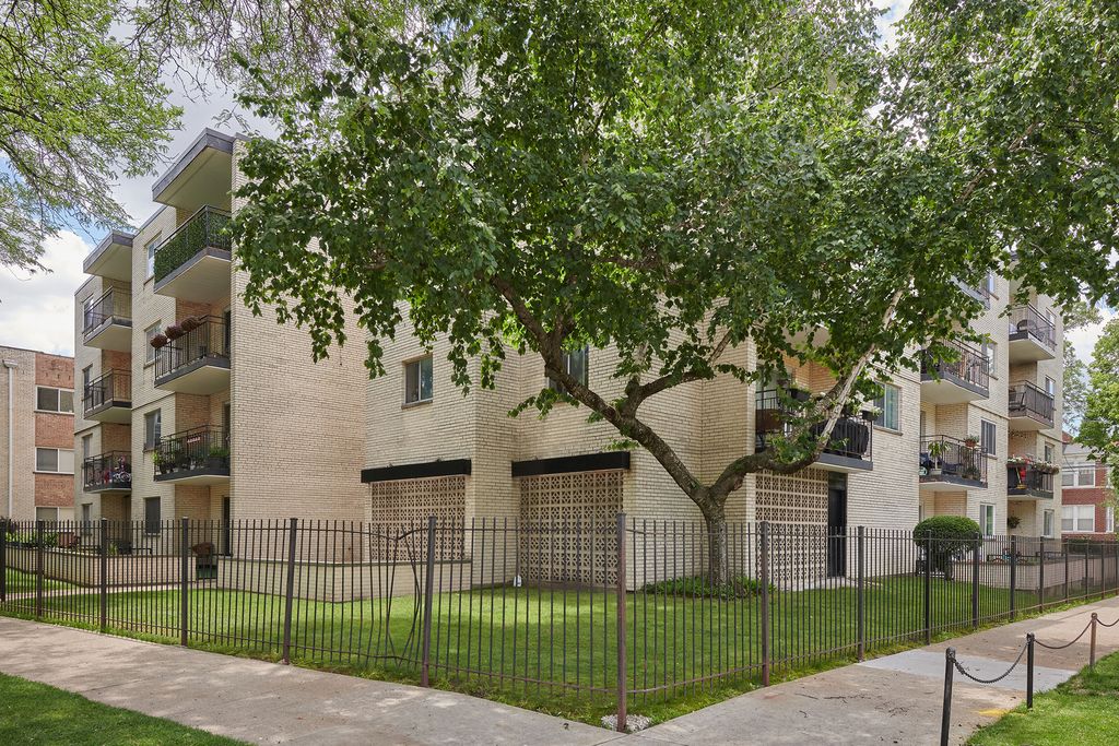 7074 N RIDGE Boulevard 1E, Chicago, IL 60645