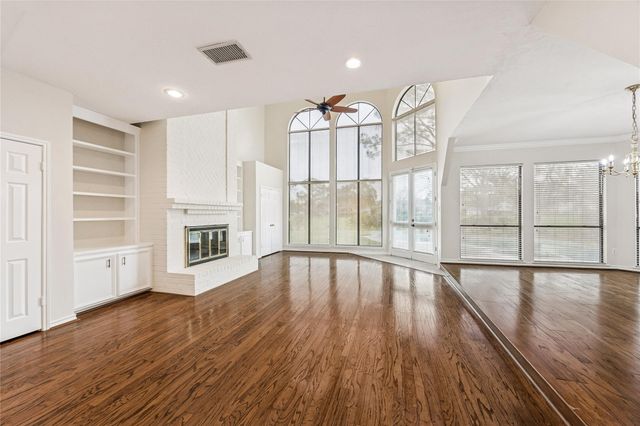 2102 N Fountain Valley Drive, Missouri City, TX 77459