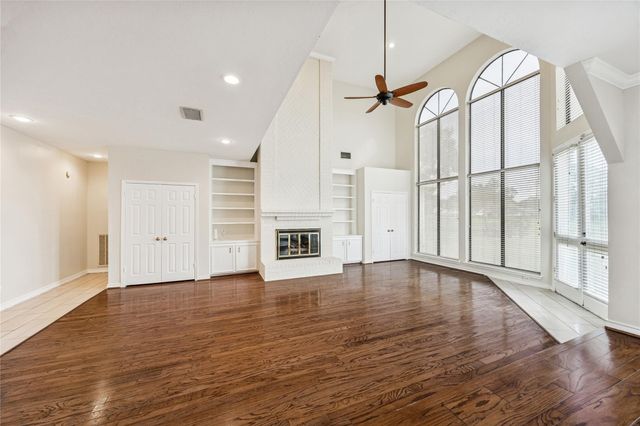 2102 N Fountain Valley Drive, Missouri City, TX 77459