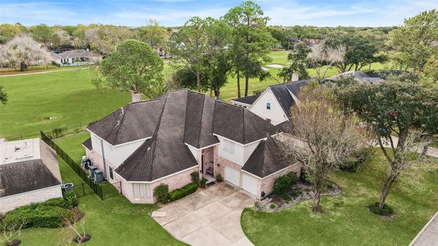 2102 N Fountain Valley Drive, Missouri City, TX 77459