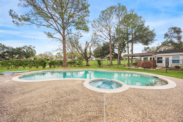 2102 N Fountain Valley Drive, Missouri City, TX 77459