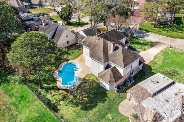 2102 N Fountain Valley Drive, Missouri City, TX 77459