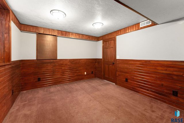 709 E 20th St Street, Sioux Falls, SD 57105
