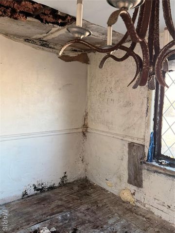 9422 Westchester Drive, St Louis, MO 63136