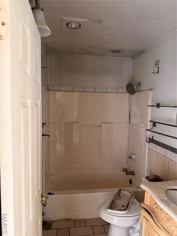 9422 Westchester Drive, St Louis, MO 63136