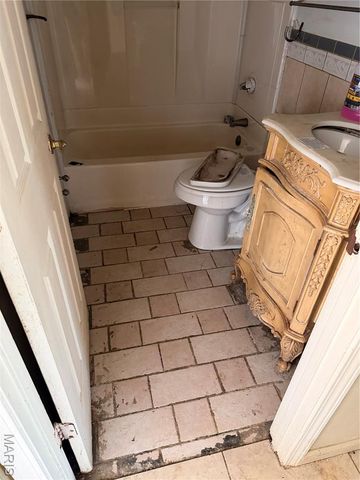 9422 Westchester Drive, St Louis, MO 63136