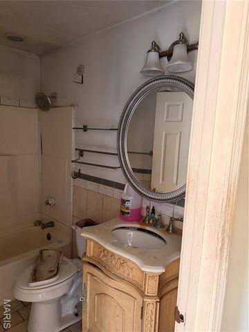 9422 Westchester Drive, St Louis, MO 63136