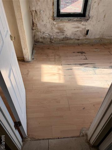 9422 Westchester Drive, St Louis, MO 63136