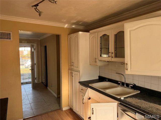 9422 Westchester Drive, St Louis, MO 63136