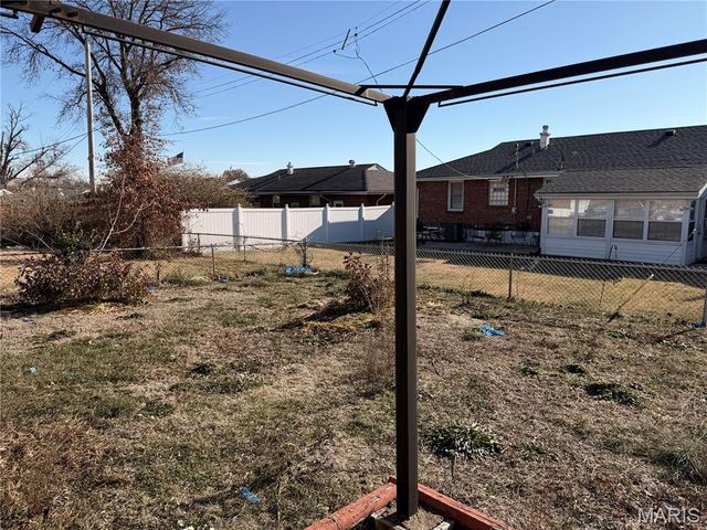 9422 Westchester Drive, St Louis, MO 63136