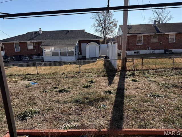 9422 Westchester Drive, St Louis, MO 63136