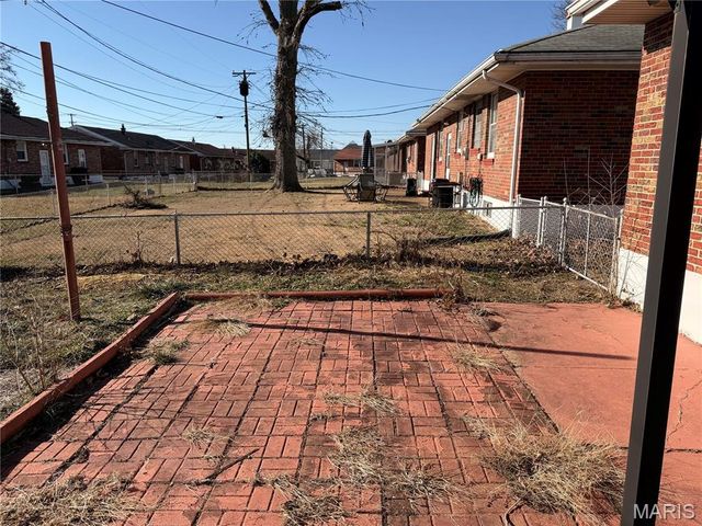 9422 Westchester Drive, St Louis, MO 63136