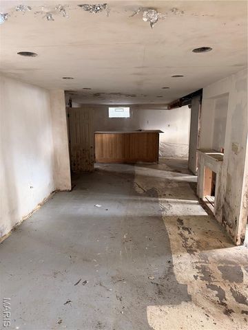 9422 Westchester Drive, St Louis, MO 63136