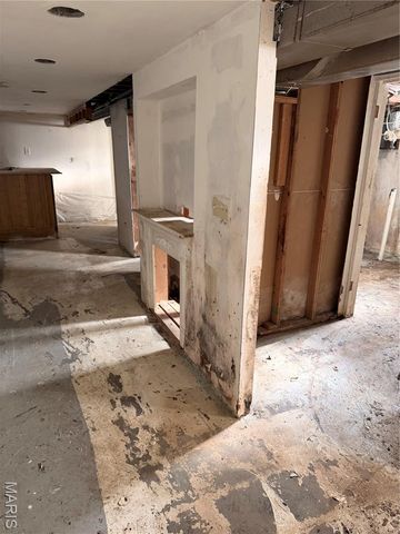 9422 Westchester Drive, St Louis, MO 63136