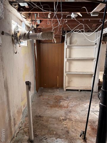 9422 Westchester Drive, St Louis, MO 63136