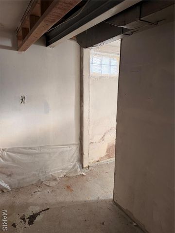 9422 Westchester Drive, St Louis, MO 63136